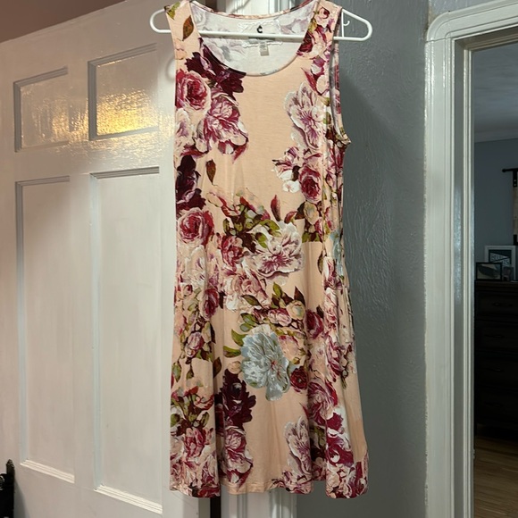 Cupio Dresses & Skirts - T-shirt material dress with pockets. Peachy color with rose design.